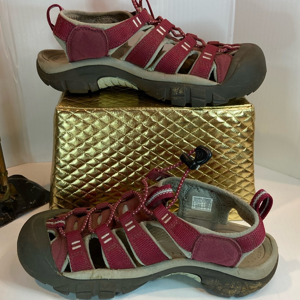 Keen water hiking sandals size 6. Dark red‎ and gray. Box 16